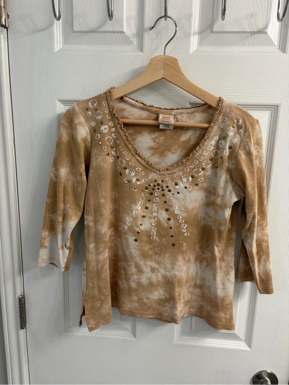 Faded Glory Vintage Y2K Tan Tie-Dye V-Neck Top with Stud and Rhinestone Accents
